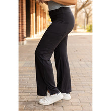 Load image into Gallery viewer, High-waisted relaxed fit leggings in buttery soft fabric. Close-up of waistband and pocket detail on Julia Rose Rachel leggings