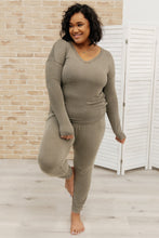 Load image into Gallery viewer, Essential Lounge Top in Mineral Wash Olive