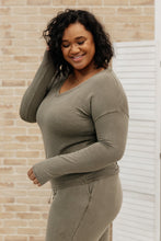 Load image into Gallery viewer, Essential Lounge Top in Mineral Wash Olive