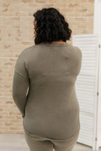 Load image into Gallery viewer, Essential Lounge Top in Mineral Wash Olive