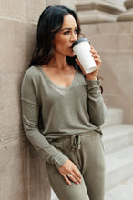Load image into Gallery viewer, Essential Lounge Top in Mineral Wash Olive