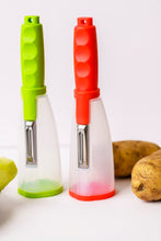 Load image into Gallery viewer, Keepin&#39; It Tidy Fruit and Veggie Peeler Set
